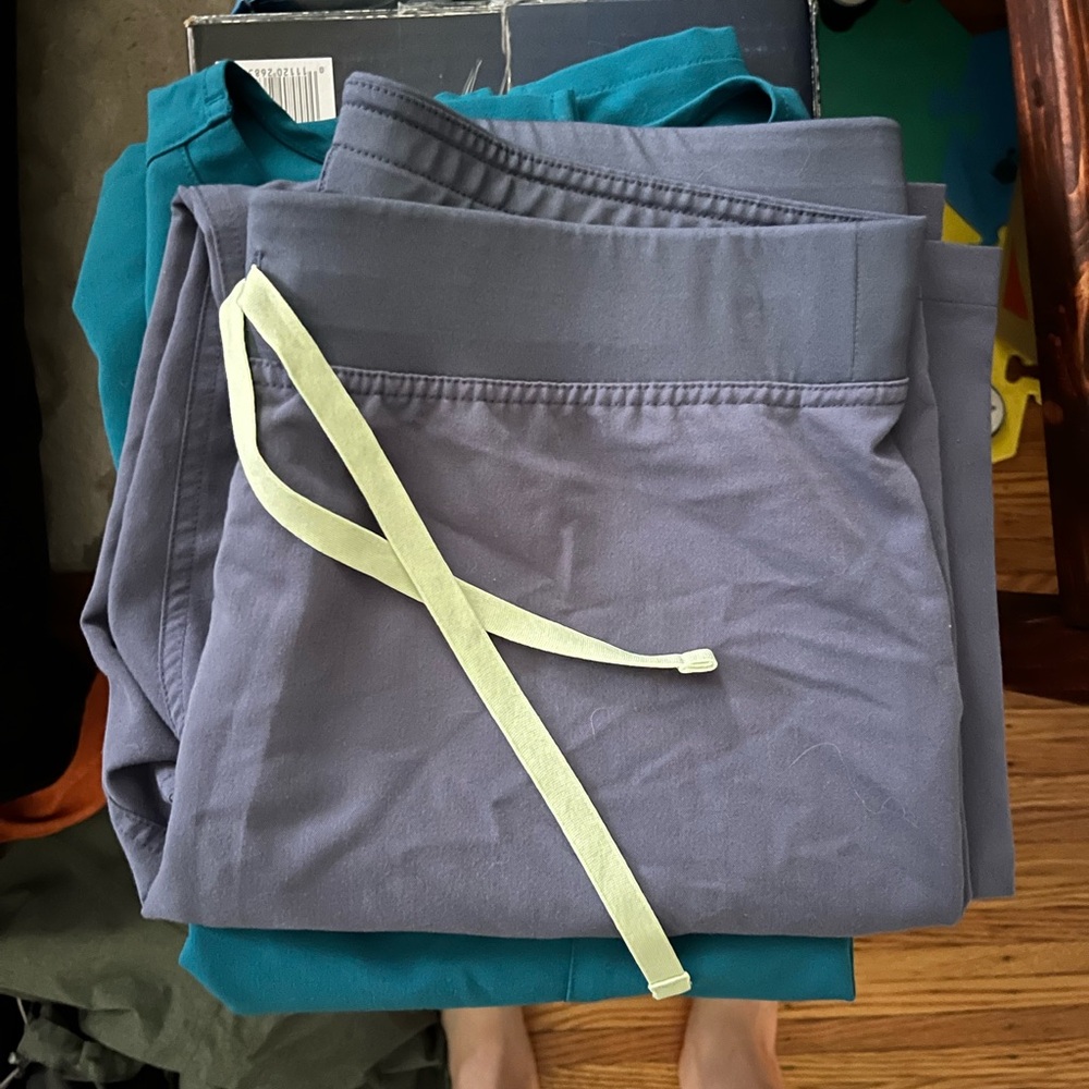 Figs Livingston basic scrub pants. Size medium. Worn once. Color is space navy